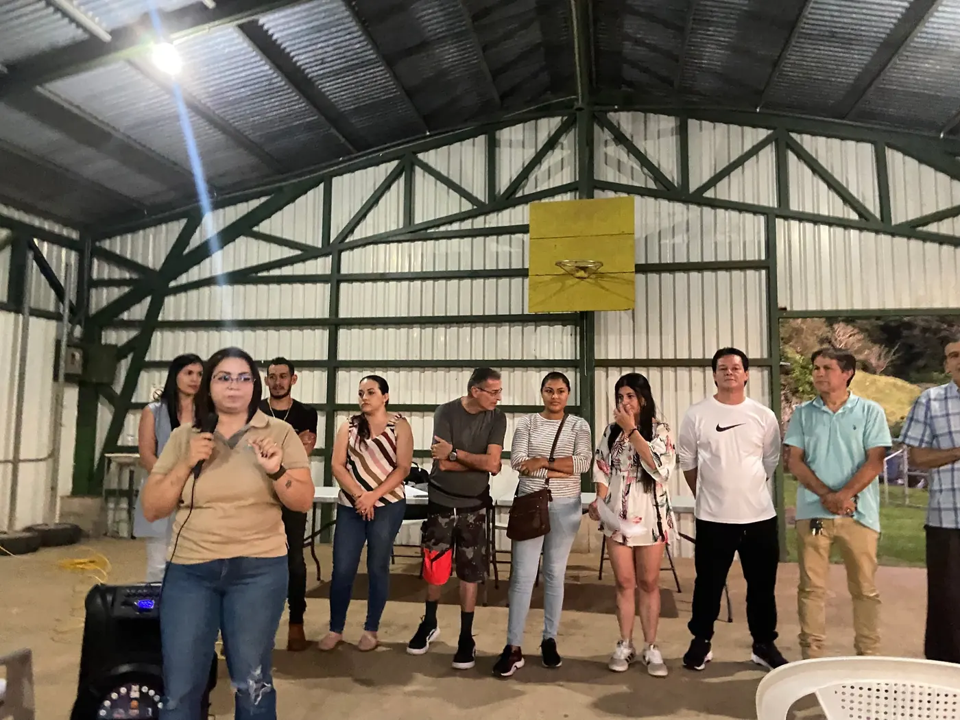Vecinas y vecinos de Tajo Alto reunidos en el salón de eventos comunal durante una actividad de la asociación
